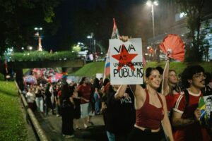 Como as Celebridades Utilizam Redes Sociais para Manter a Imagem Pública e Conectar com Fãs