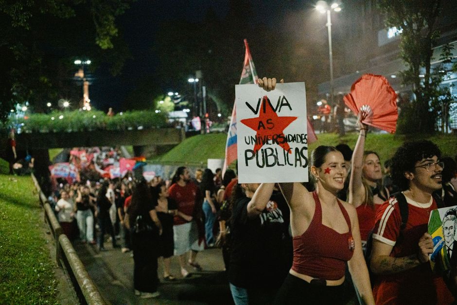 Como as Celebridades Utilizam Redes Sociais para Manter a Imagem Pública e Conectar com Fãs